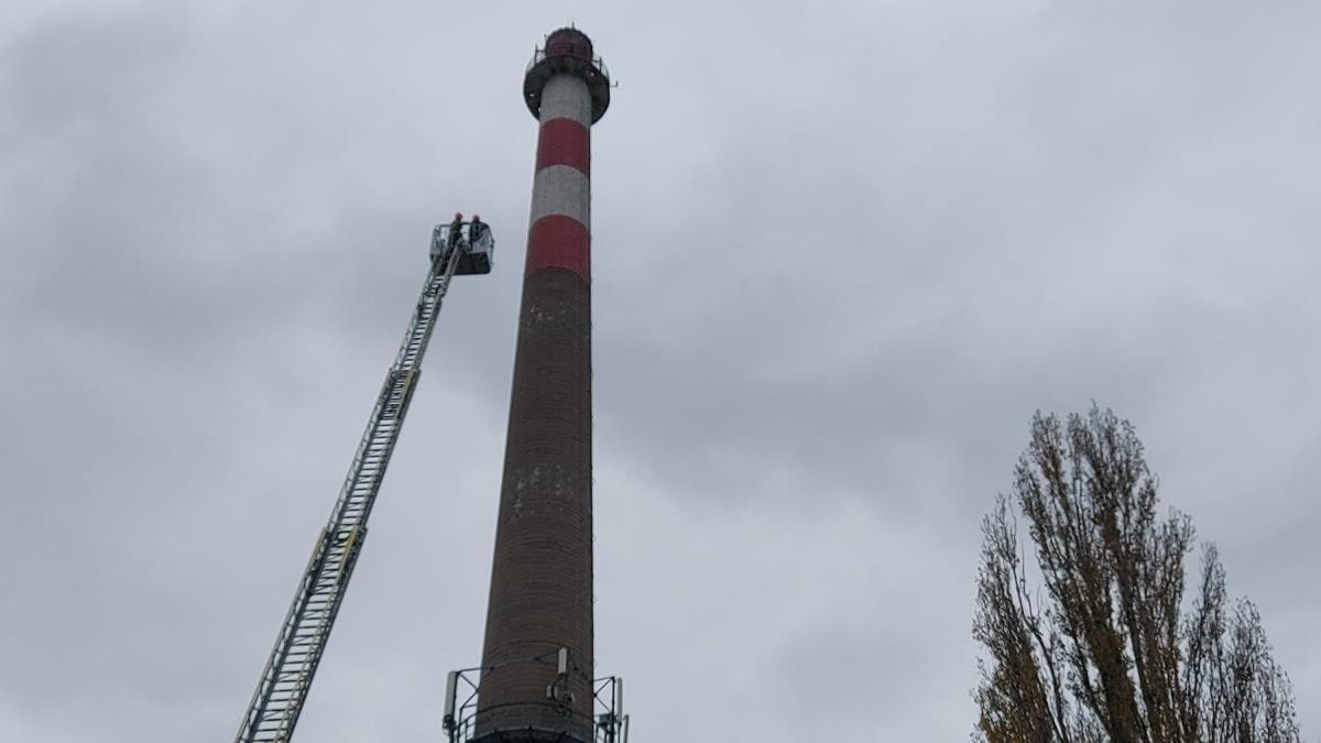 Muž vylezl v Brně na komín, po sedmi hodinách jej hasiči dostali dolů